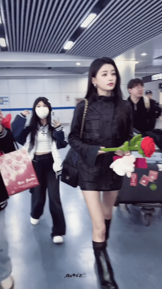 孙怡机场被应援整懵了！粉丝举着“万水千山总是情 孙怡唱跳真的行”横幅急冲，她看眼