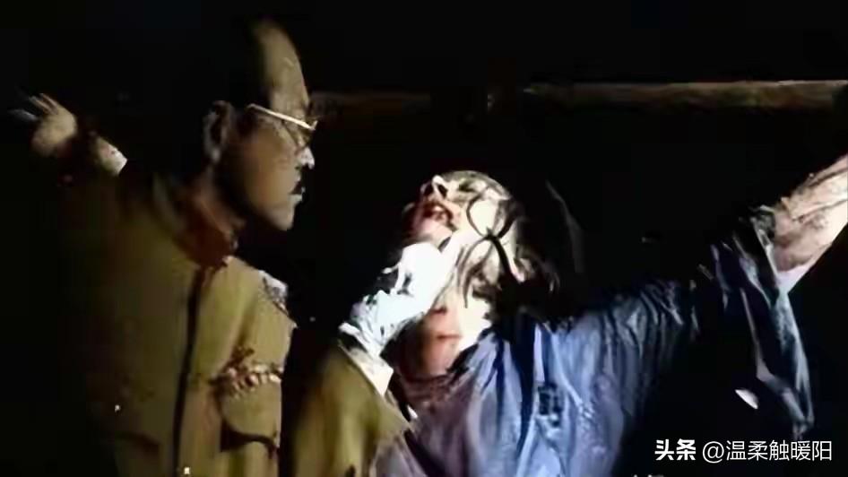 下身插钢棒通电，嘴巴被钩穿，一代革命女英雄慷慨就义 血染渣滓洞。邓惠中出生在19