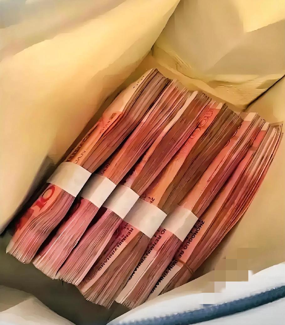 借哥哥5万还5万3，结果被亲哥发脾气？这事真让人又暖又纠结！
 
当初买房急用钱