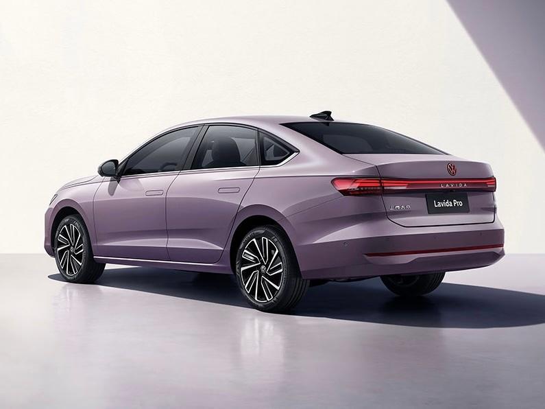 刚才看到，今天晚上要上的朗逸Pro竟然是电动隐藏门把手的。这我没想到啊，这种过日