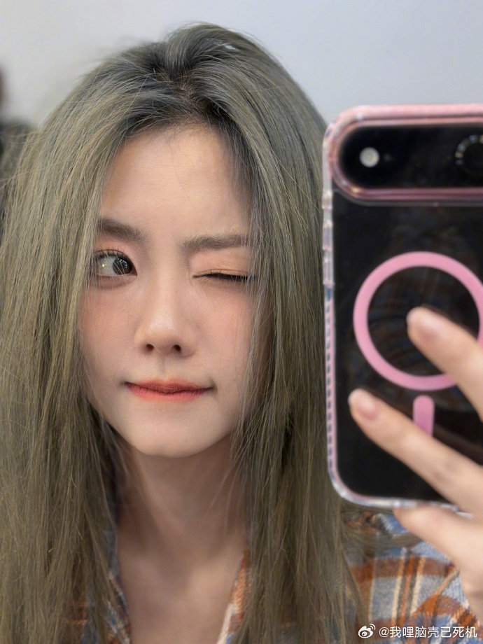 谭松韵的限定发，谁懂这个对镜拍限定绿发色的松松又多可爱啊，一整个有被美到心巴了，