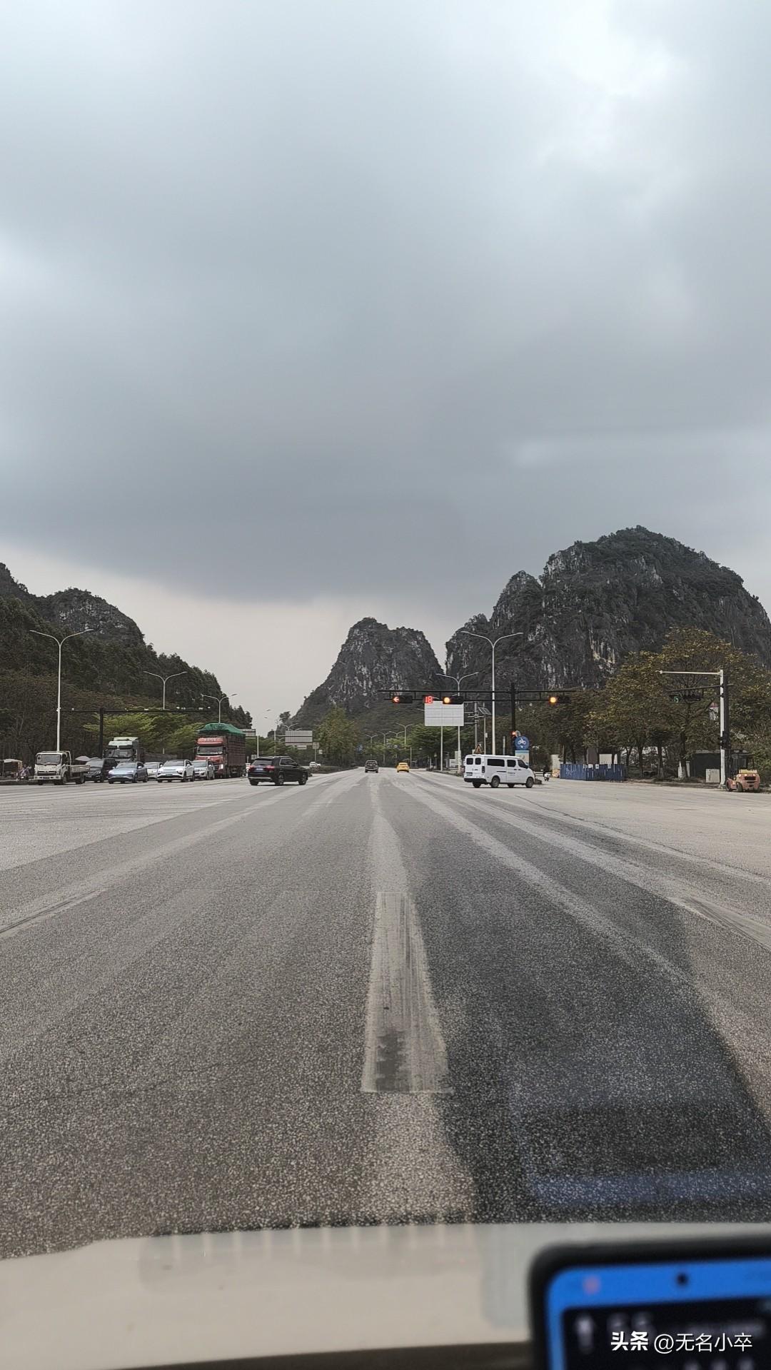 自驾游在路上遇到招手拦车的人，你会停下来还是直接开过去呢？
在自驾游的路上，去过