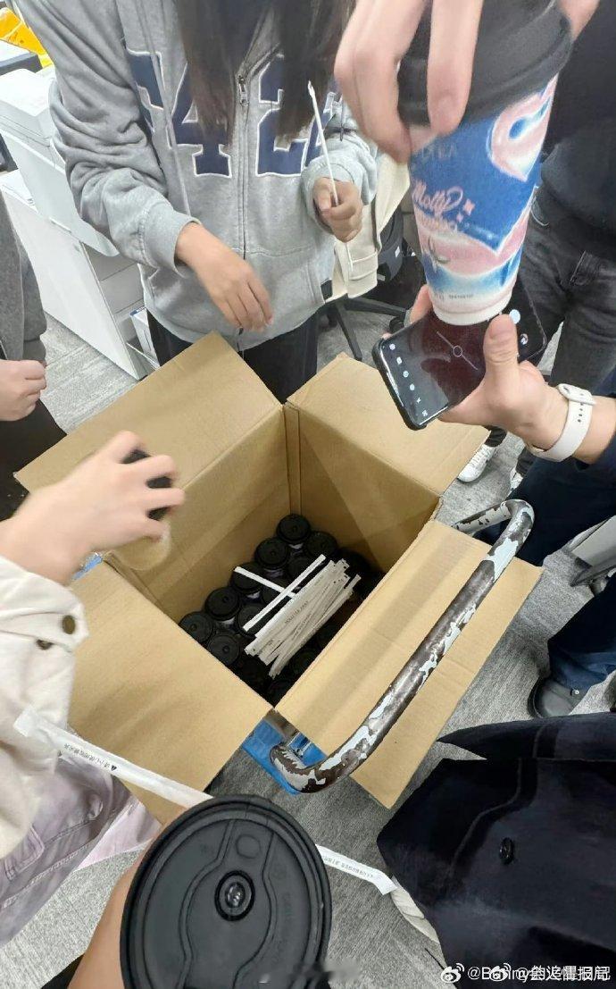 虞书欣又请客了  虞书欣又请公司同事喝奶茶  虞书欣又请客啦！剧播得好，立马就请
