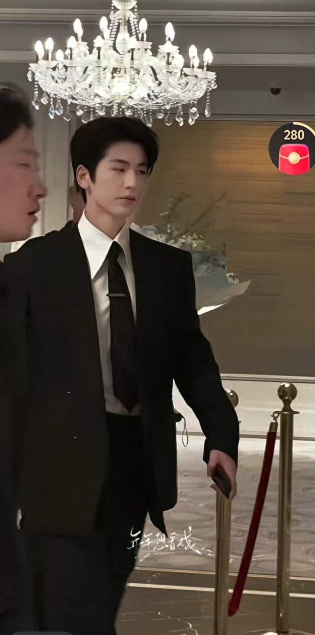 张凌赫3月路透反差大！清爽男大VS霸总，你更爱哪款？