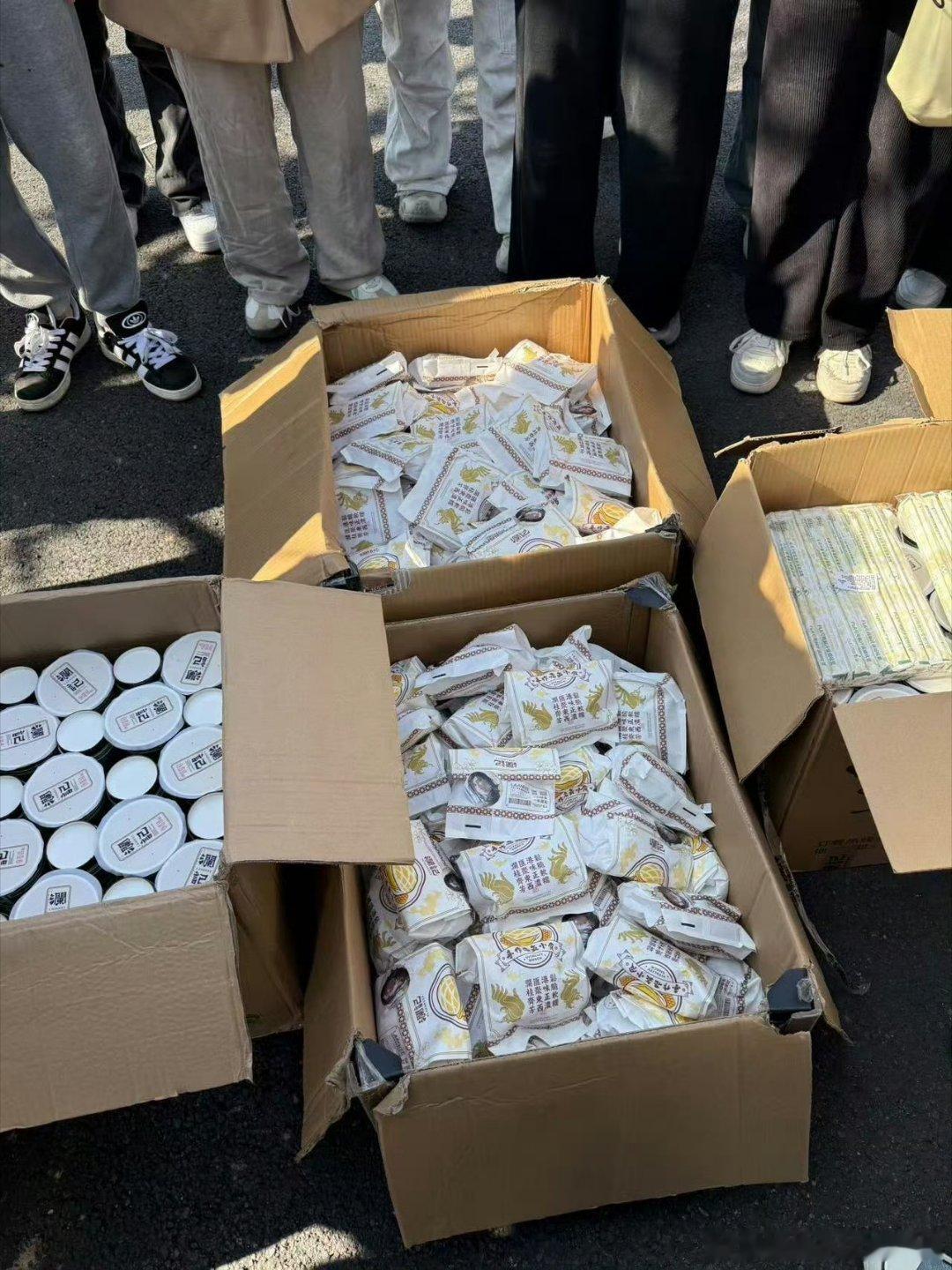 陈都灵月鳞绮纪开机逆应援  嘟嘟新剧开机逆应援，好多吃的喝的，当小铃铛太幸福了，