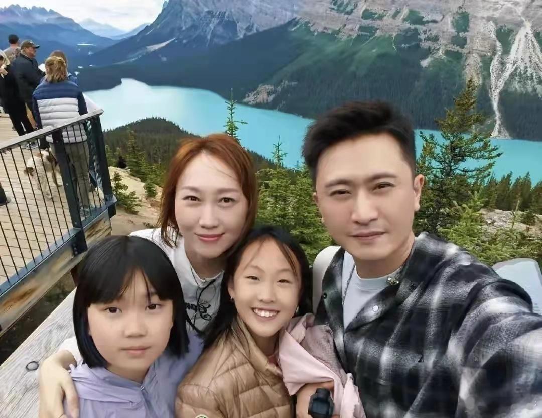 主持人杨帆一家在加拿大旅行，他穿了件格子衬衫，看着好接地气！ ​​​