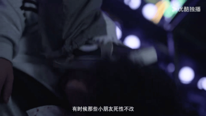 正义女神定档法理昭昭，人心灼灼。佘诗曼化身正义法官，直面少年犯罪议题，在法条与温