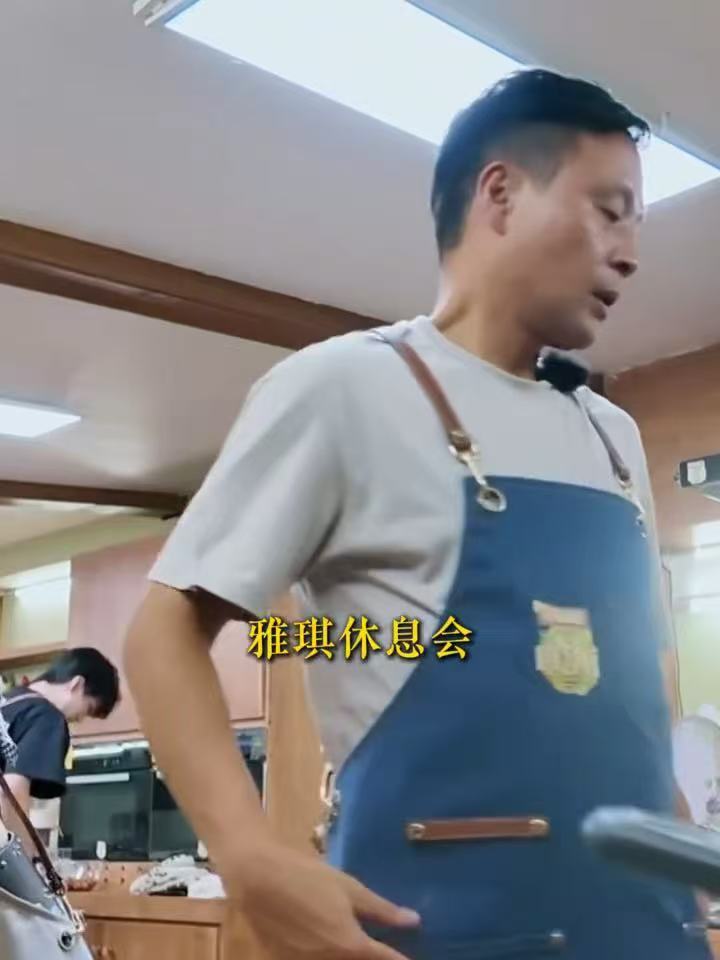 王俊凯的“工作留痕”不是发朋友圈炫耀，是收摊后举手机把归置好的后厨拍一遍。摆摊夜