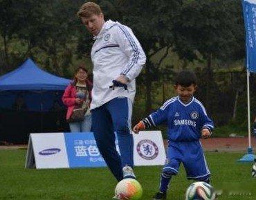【切尔西训练营重庆开营 百名小将争亲历豪门入场券】3月15日，由三星和切尔西联手