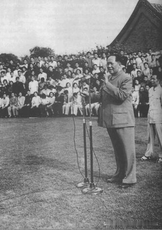 1957年5月25日毛泽东接见中国新民主主义青年团第三次全国代表大会代表时，发表