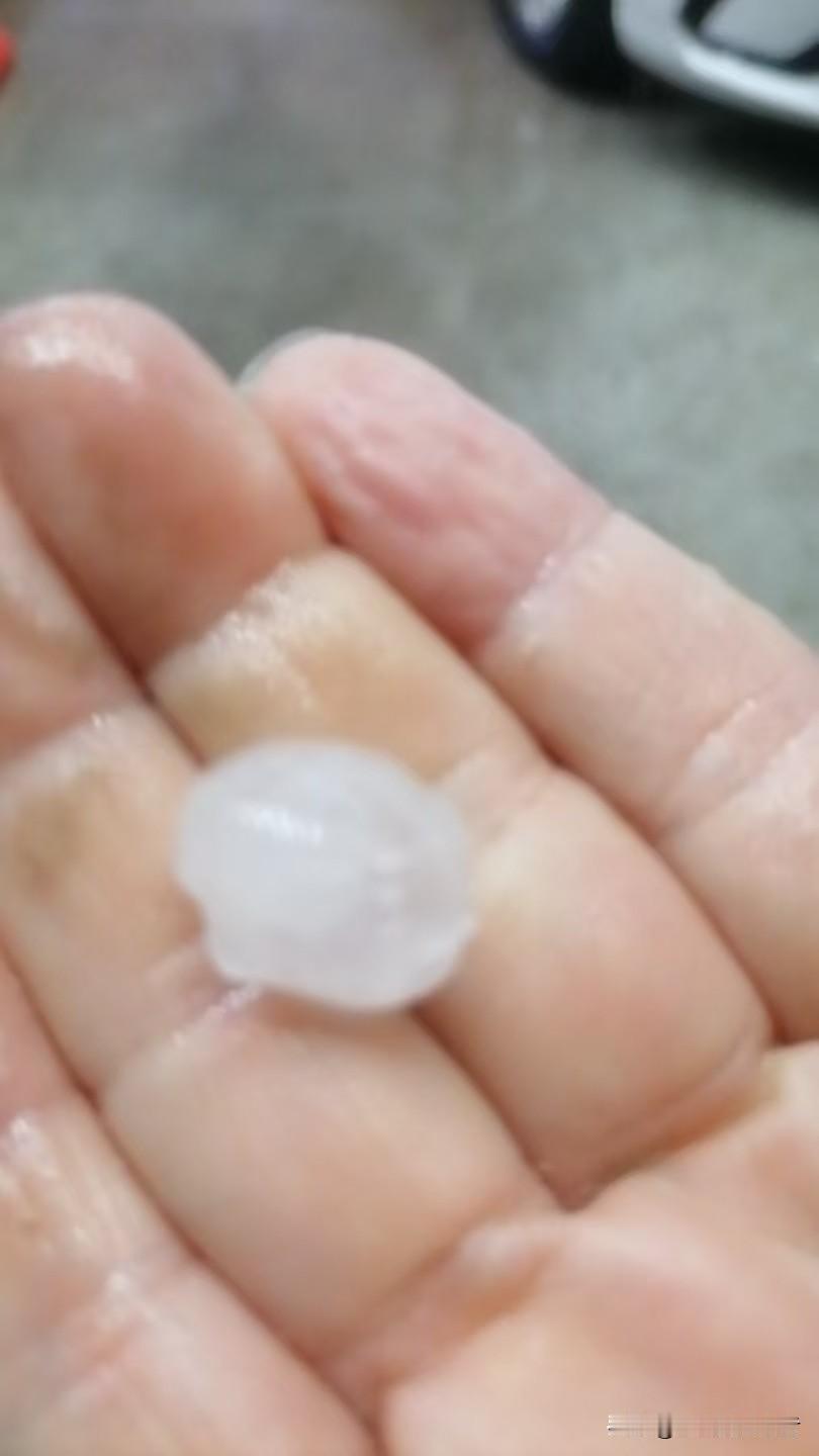 闷热好多天，这会儿宝鸡市狂风、骤雨、冰雹，正冲澡，没关窗户，冰雹打进室内来。，