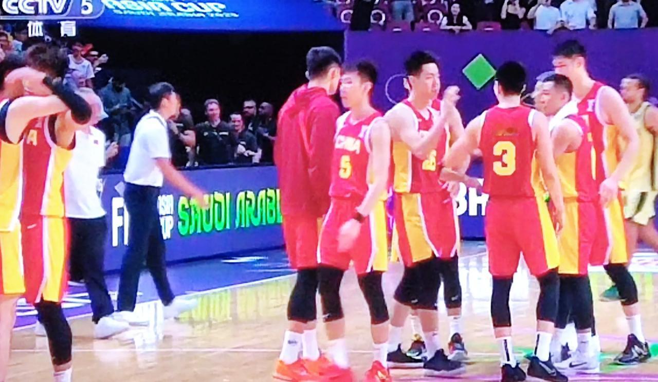 男篮输球，也赢得对手尊重，澳大利亚全队在更衣室门口，专门再次跟中国球员们握手拥抱