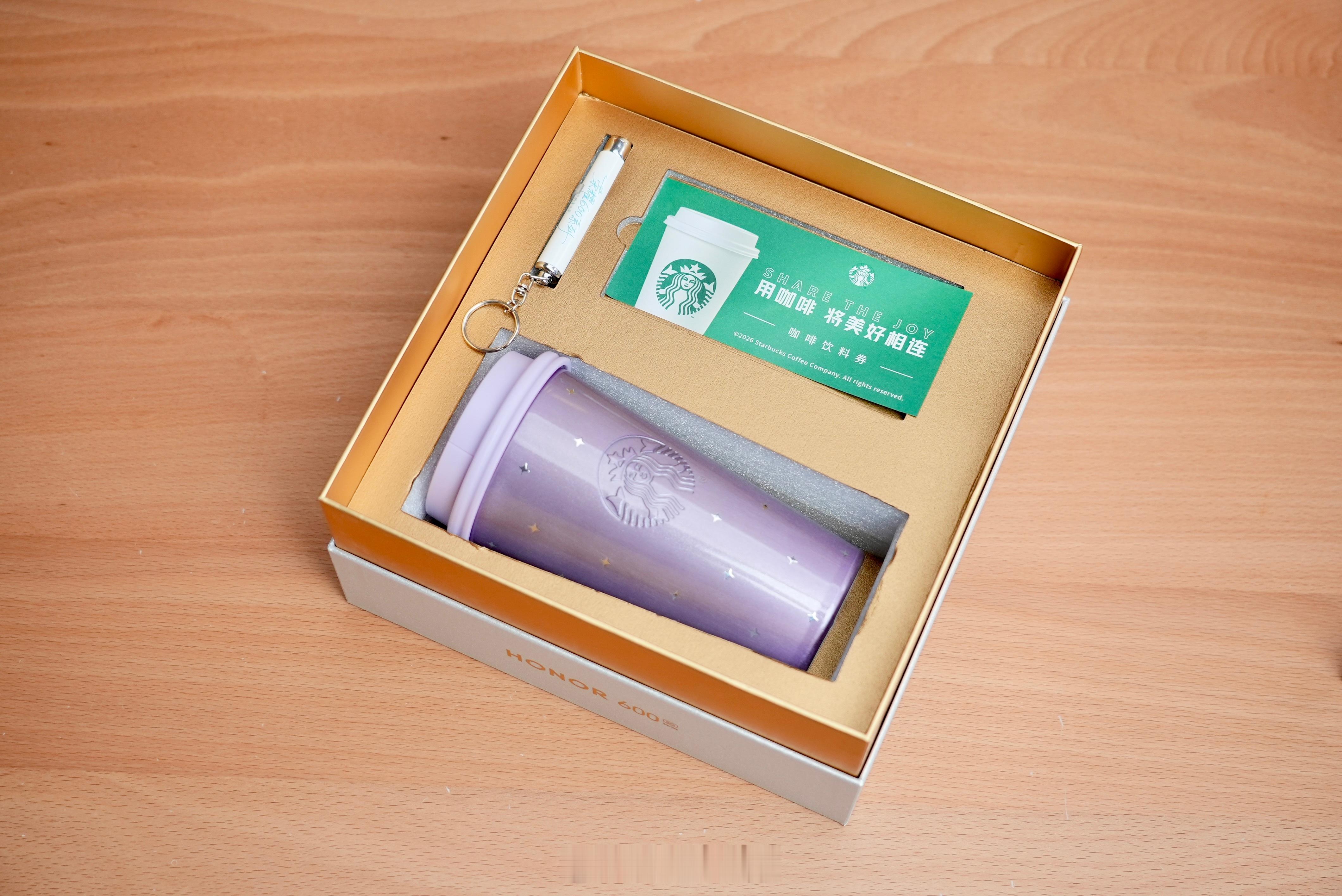 收到了荣耀600系列的邀请函，一套“手握幸运星礼盒”，里面有一个星巴克杯子和咖啡