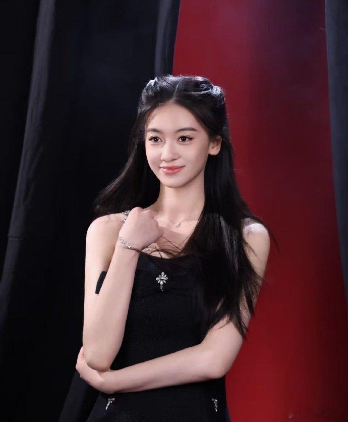 杨幂新签的00后小花，OMG这也太像吴谨言了[允悲][跪了][跪了][跪了] ​