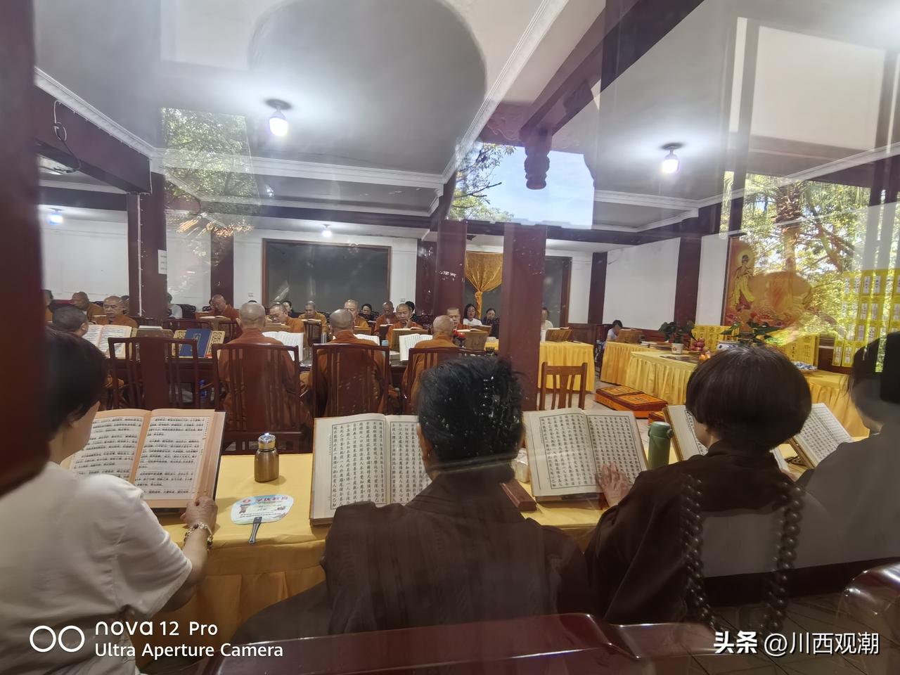客堂里诵经声缓缓响起，暮云跟着一同默念，外表看着沉静安稳，心思却总忍不住走神。越