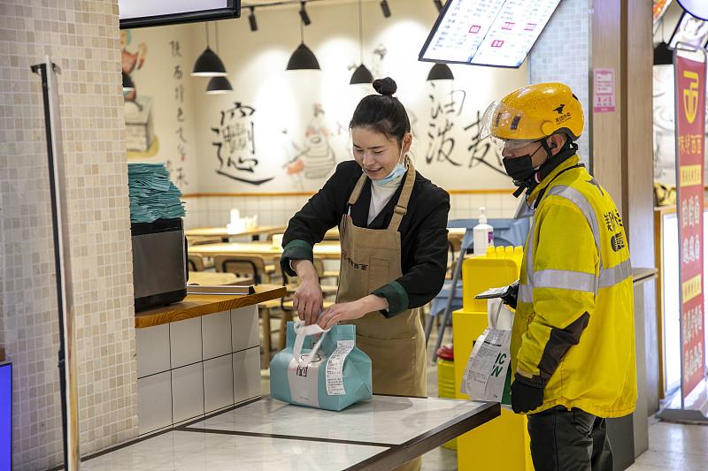 标题：网传外卖员往饮料加料为谣言，点外卖你会担心吗？
网传外卖员向饮品里添加异物