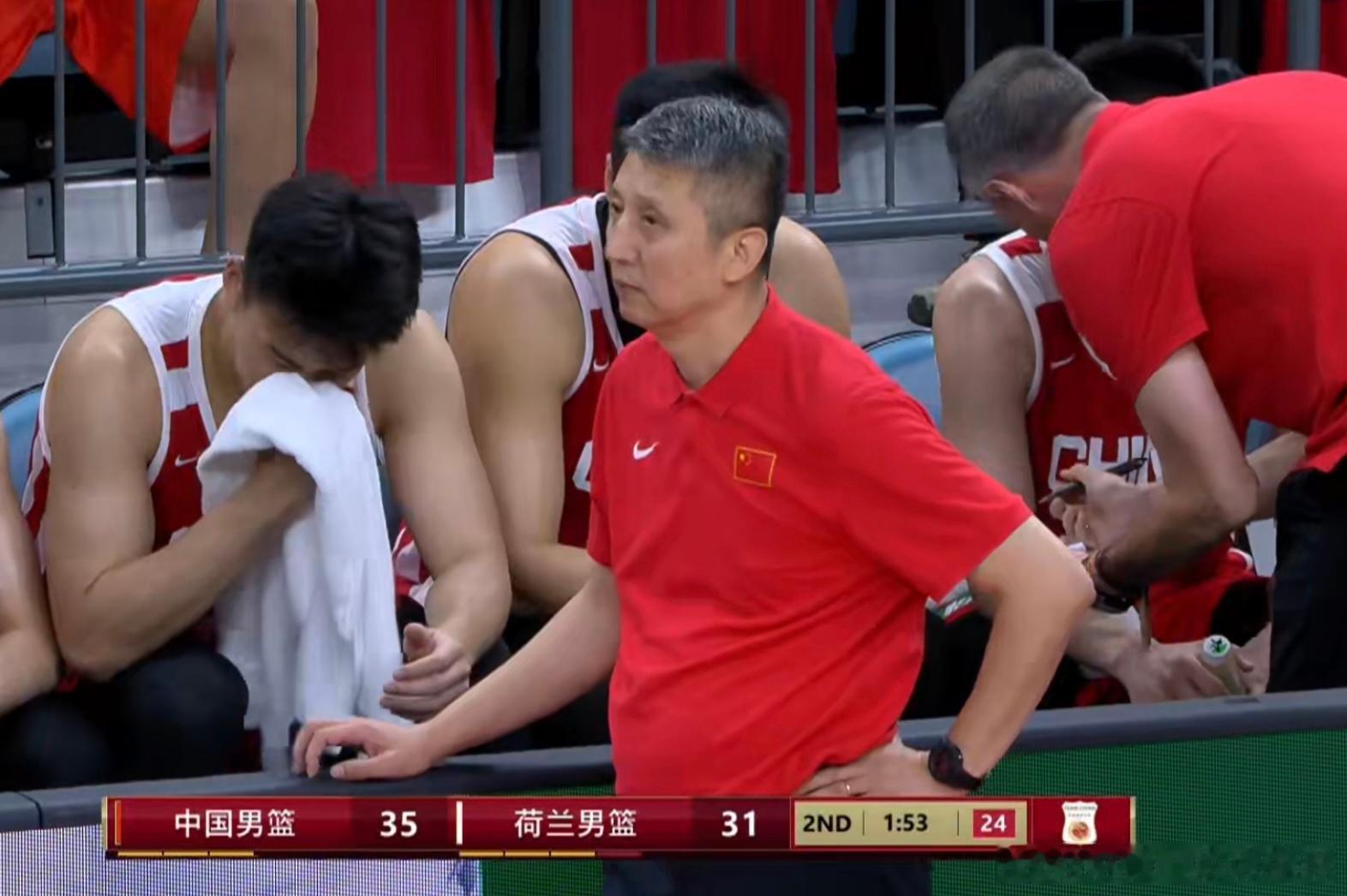 半场中国男篮领先4分，喜忧参半隐患不小！首节中国男篮20-22落后荷兰2分，男篮