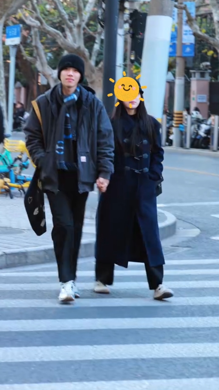 上海街拍UP 1月8日投稿的视频疑似拍到了ON带女友压马路。小情侣本来甜甜蜜蜜十