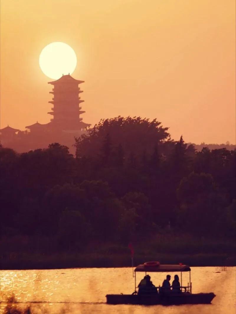 水龙吟·洛阳游
文/半岛诗人

洛阳千古名都，繁华盛景今犹魅。牡丹盛放，天香国色