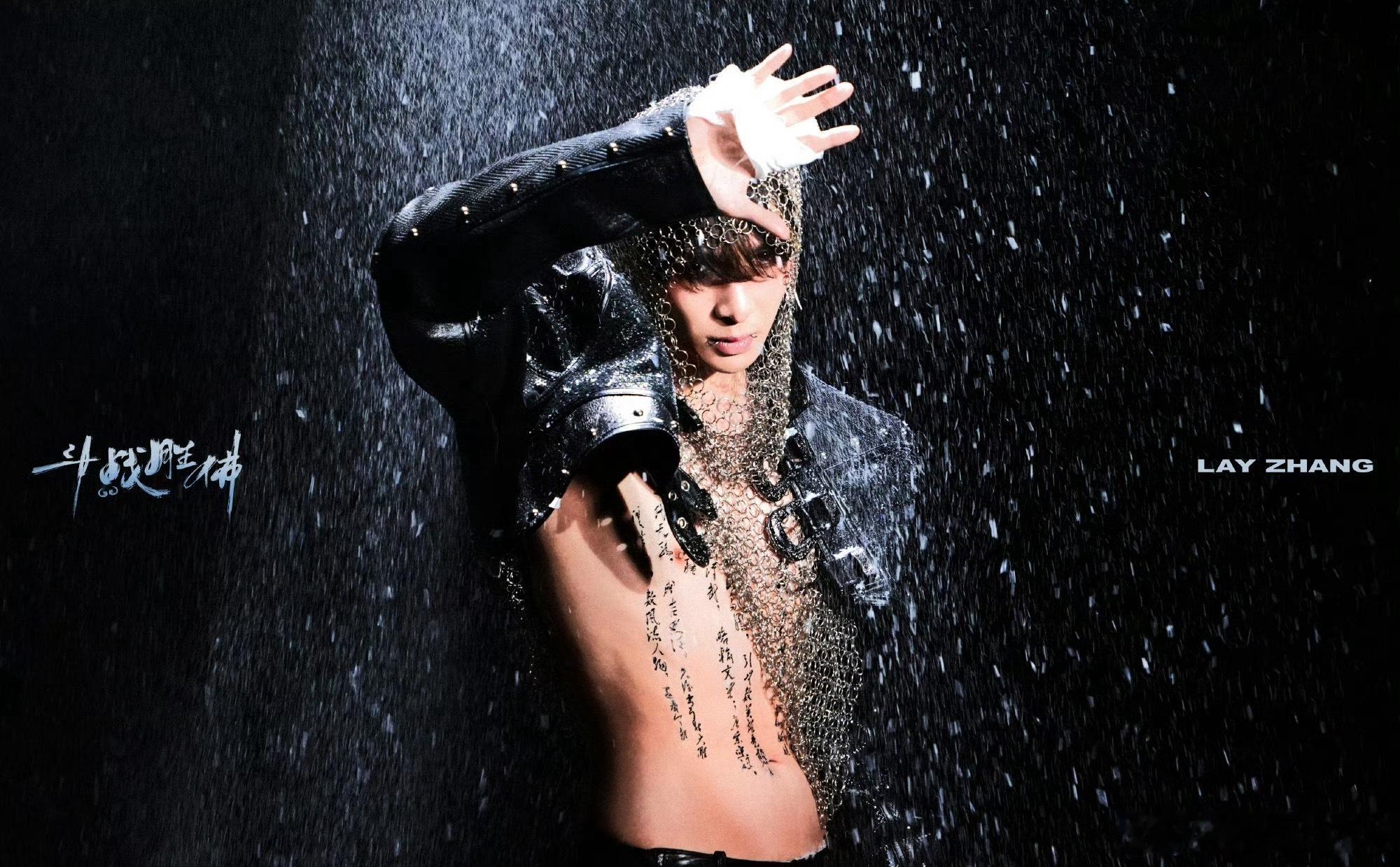 张艺兴遇上比二月红求药还大的雨任凭大雨冲刷演唱状态丝毫不受影响 