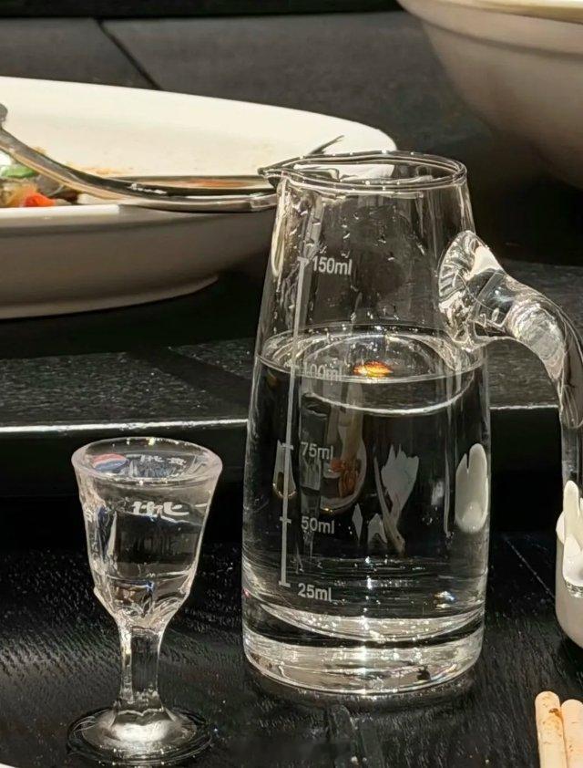 大部分酒局只是无效应酬，喝酒喝到醉，既不会给你升职加薪，也没有真正业务沟通，只是