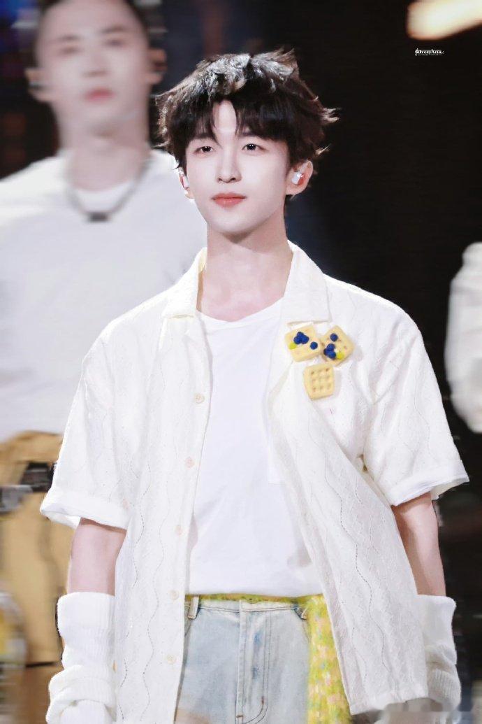 #黄子弘凡[超话]##黄子弘凡完全是男大风##闪光的夏天#黄子弘凡音乐节的造型，