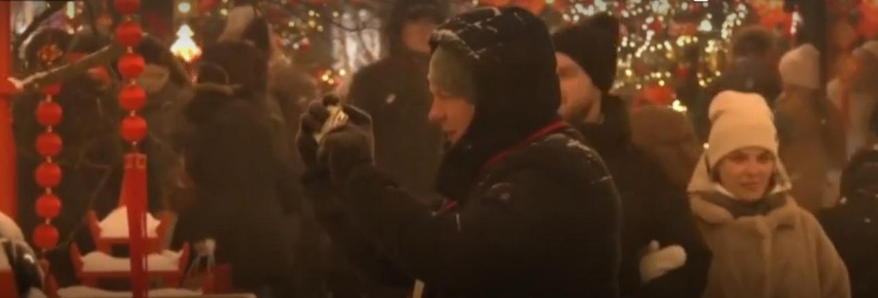 马年新春，中国红跨越五洲四海，在世界不同角落绽放光彩，绘就出一幅“天涯共此时”的