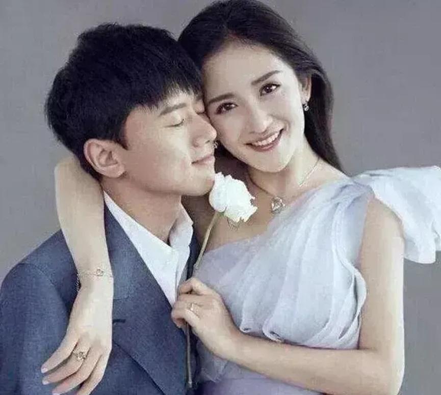 昨晚圈内小聚，一位跑娱乐口的老记者抿了口酒，压低声音聊起谢娜和包文婧那笔钱的事，