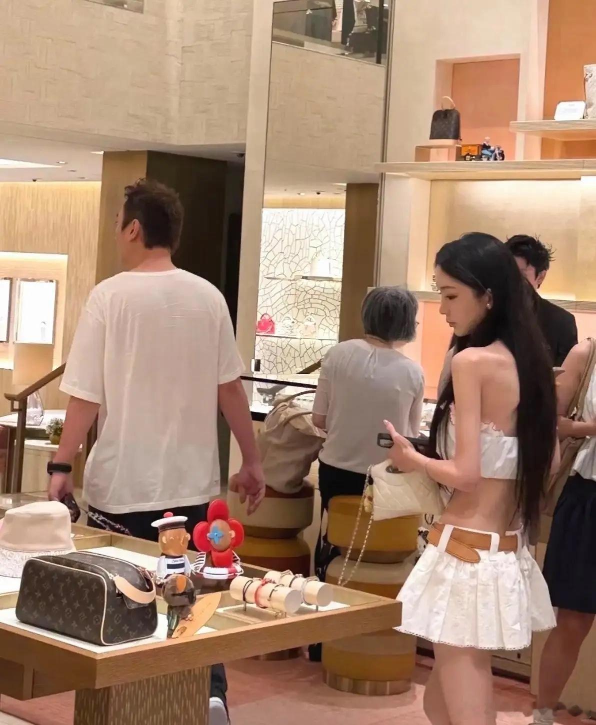 王思聪这辈子真值了！东京表参道的奢侈品店里，王思聪穿着一件简单的白T恤，身边跟着