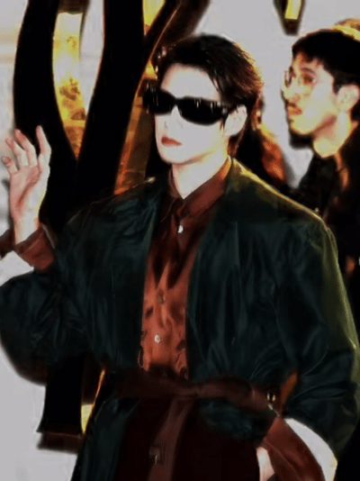 魏大勋强闪光灯下的表情管理 魏大勋巴黎时装周这表情管理太神了！直面满场强闪光灯狂