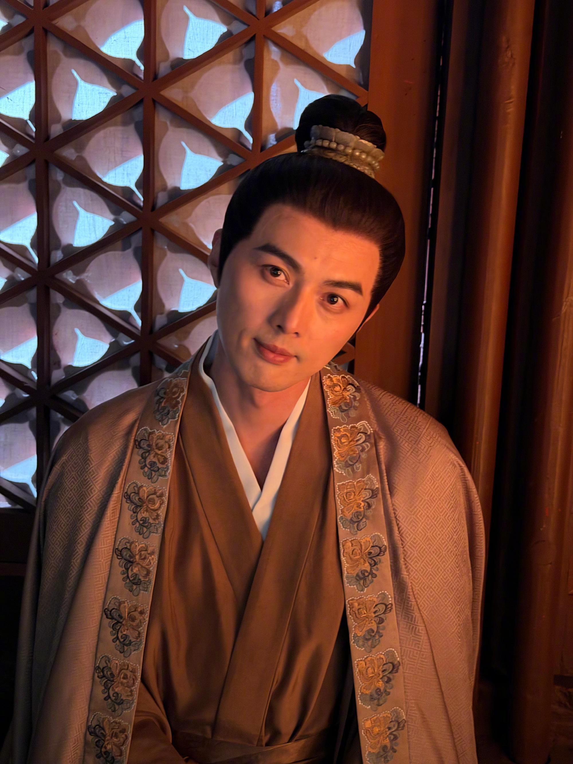 叶祖新报平安叶祖新说已无大碍 叶祖新回应脸上涂满了白色药膏，“春天易敏，已无大碍