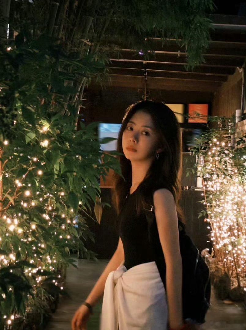 谭松韵和我对视了猝不及防的双向对视太治愈！谭松韵眼神干净透亮，没有多余修饰，随性