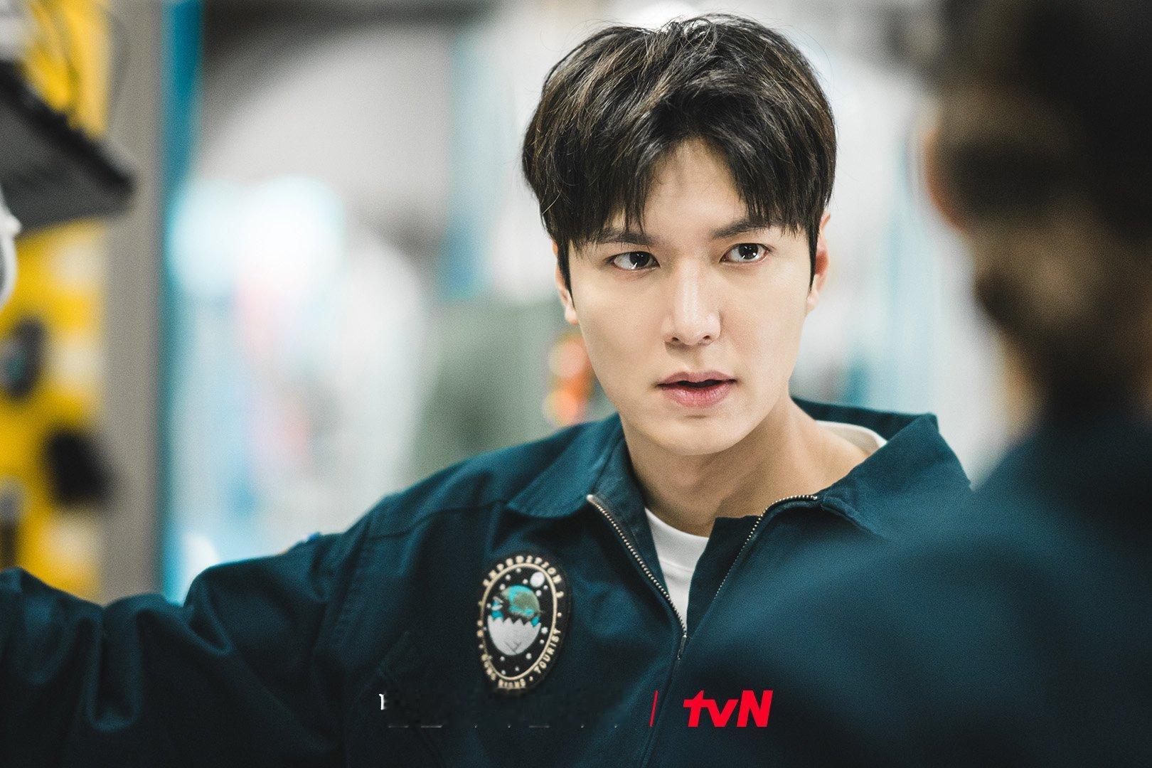 海外剧安利  《 问问星星吧 》主演:李敏镐、孔晓振是韩国首部太空办公剧宇宙广阔