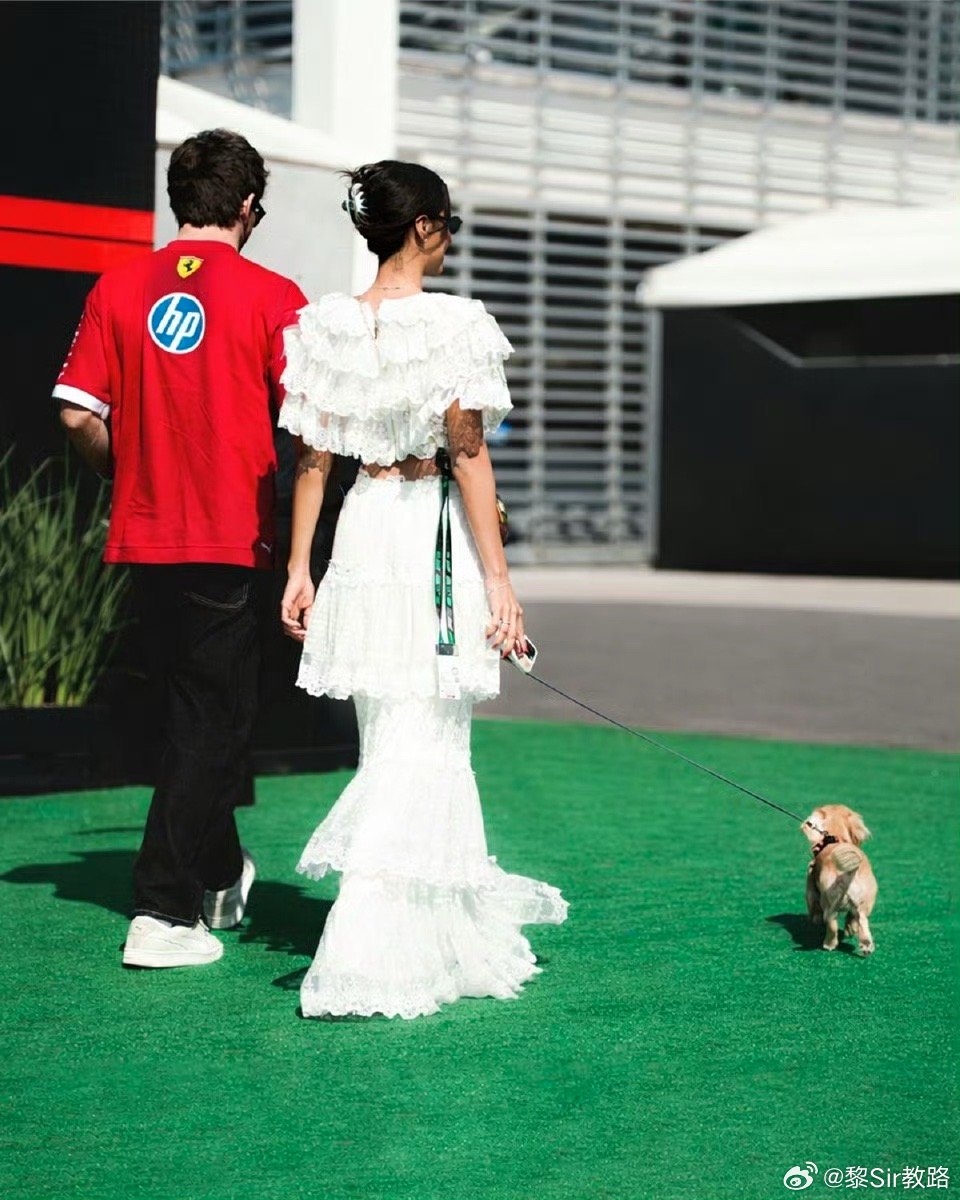 勒克莱尔选择在赛季即将开始前夕步入婚姻的殿堂，恭喜。目前看到，今年法拉利竞争力回