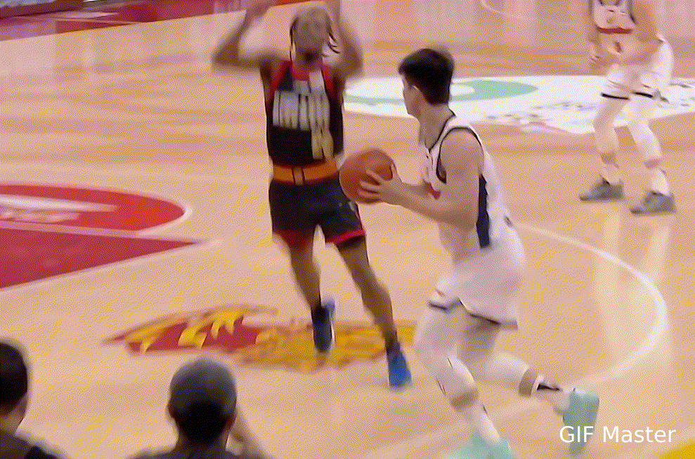 哇陈家政首发登场，上来就连续命中中投，太自信了，就这么打年轻人！深圳男篮vs广东