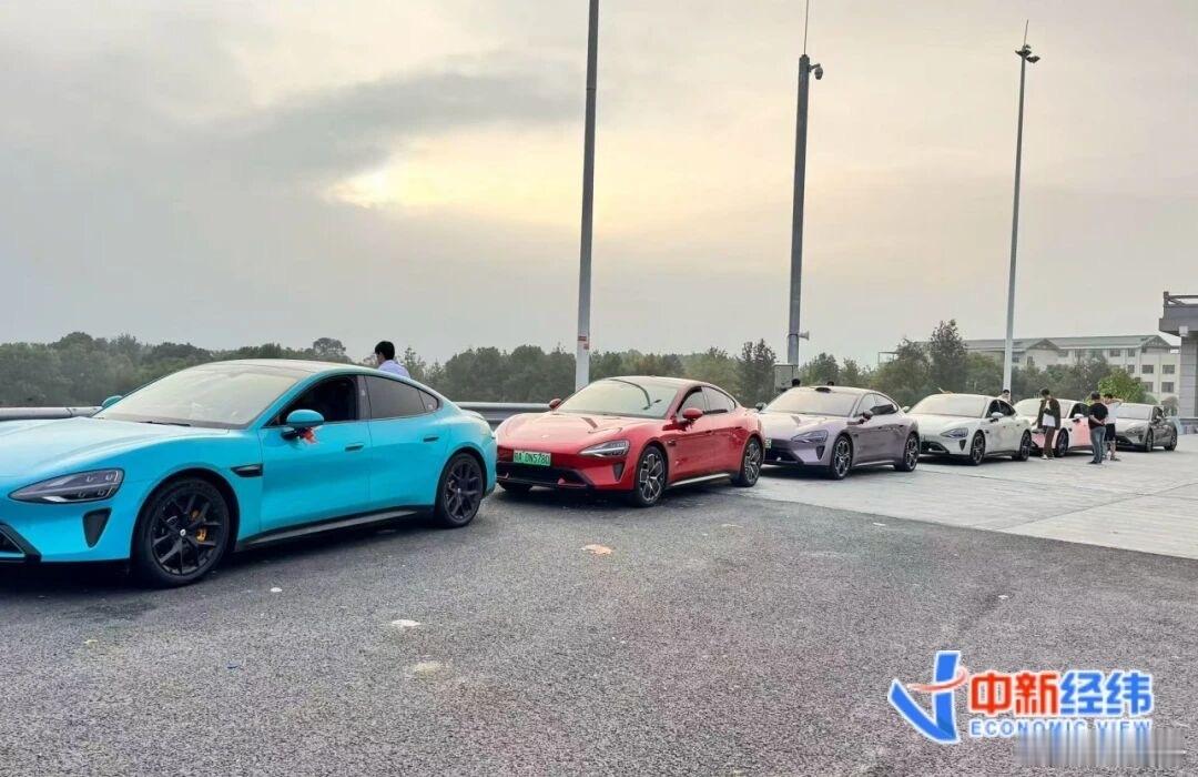 外观有辨识度的新能源车做婚车，感觉真的有搞头呀。图中这小米SU7和小鹏P7，情绪