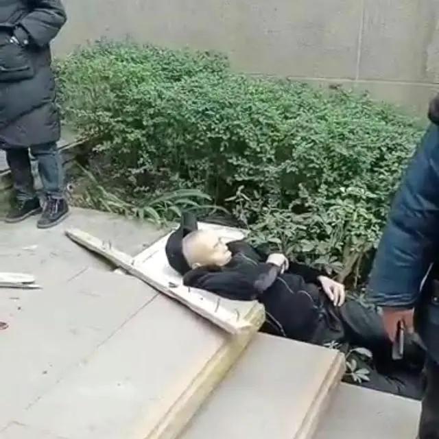 曾经引发广泛关注的“天降木块砸死老人案”，一审判决结果终于出炉：肇事男孩方和物业