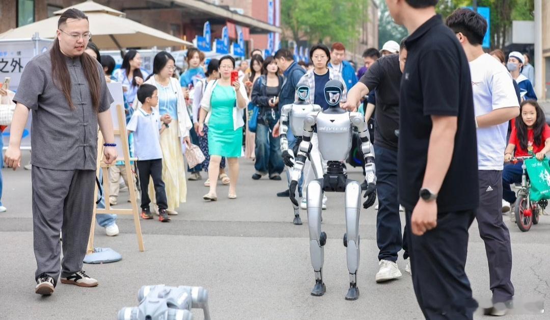 北京街头真狗遇上机器狗引围观逛集市听论坛玩转科技盛会，在北京沉浸式感受新时代青年