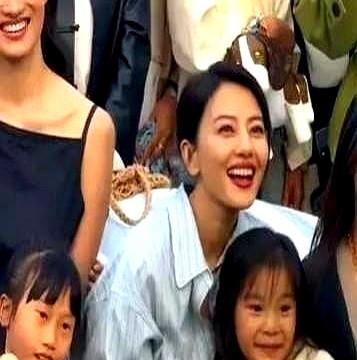 高圆圆女儿Rhea照片刚流出，全网都猜错了人。

路人镜头刚对准，六岁半的Rhe