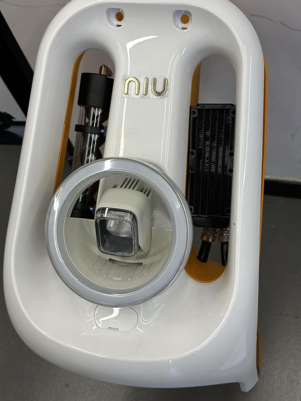 小牛k外置水冷方案。镂空设计出来后有褒有贬我觉得维持原厂简洁有设计盖起来也可以随