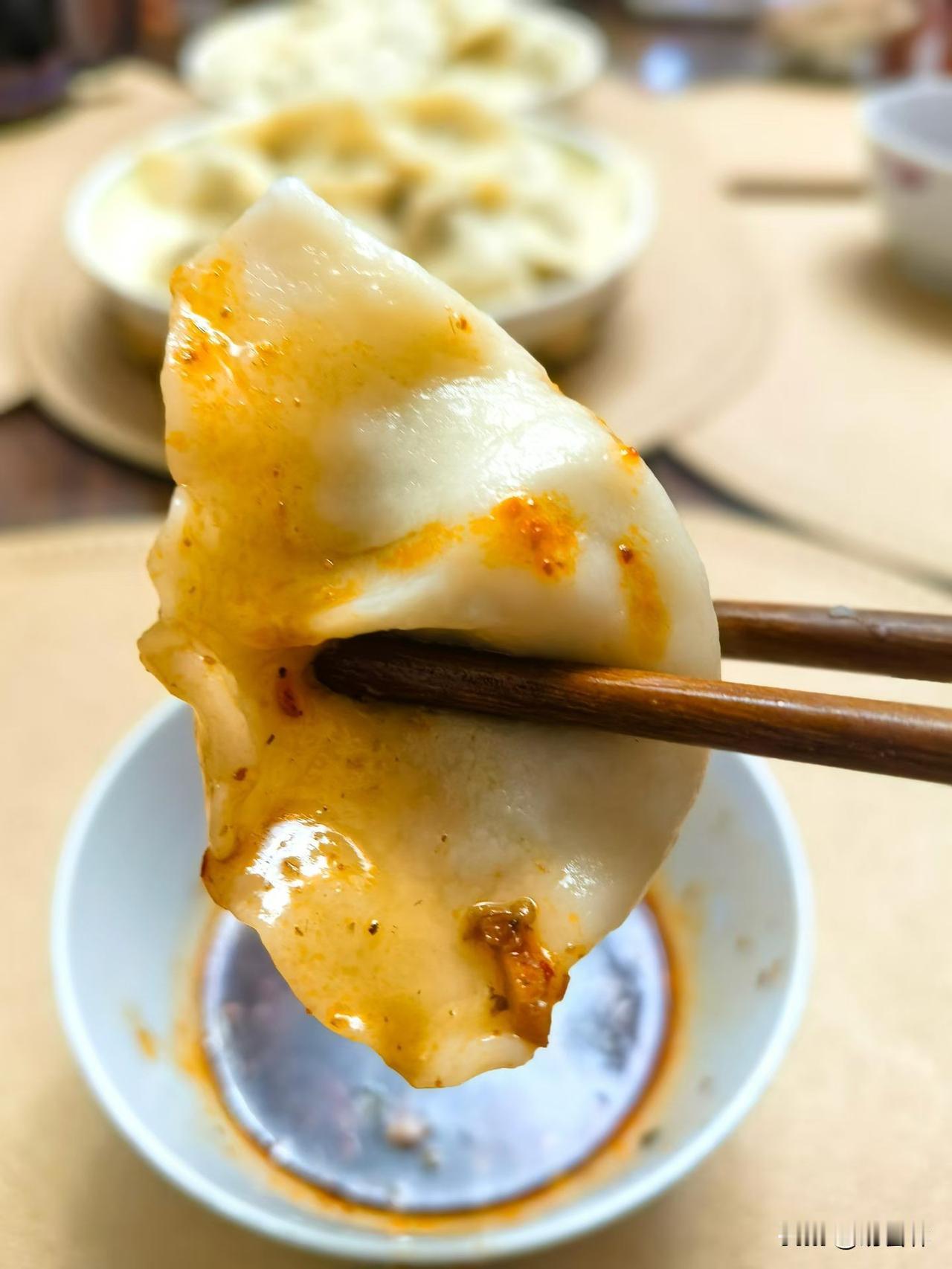 大年初一吃水饺，这可是北方雷打不动的传统习俗。就像老话讲的“初一饺子初二面”，饺