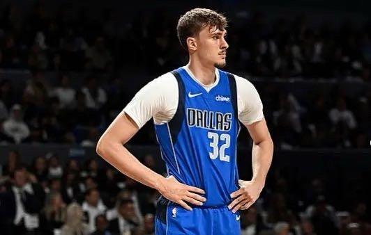 弗拉格出战6场比赛，场均13.8分6.5篮板和3助攻，投篮命中率37.3%，三分