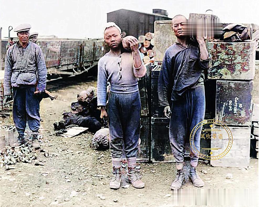 一张1917年的老照片，正在比利时波普林格搬运炮弹的华工。当时这里多次爆发惨烈战