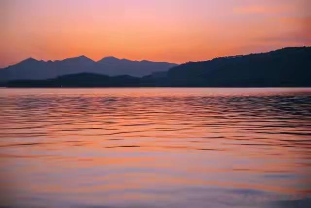 最深的孤独不是独处，而是在人群中笑着附和，心里却清楚无人能懂你内心深处的那片海。