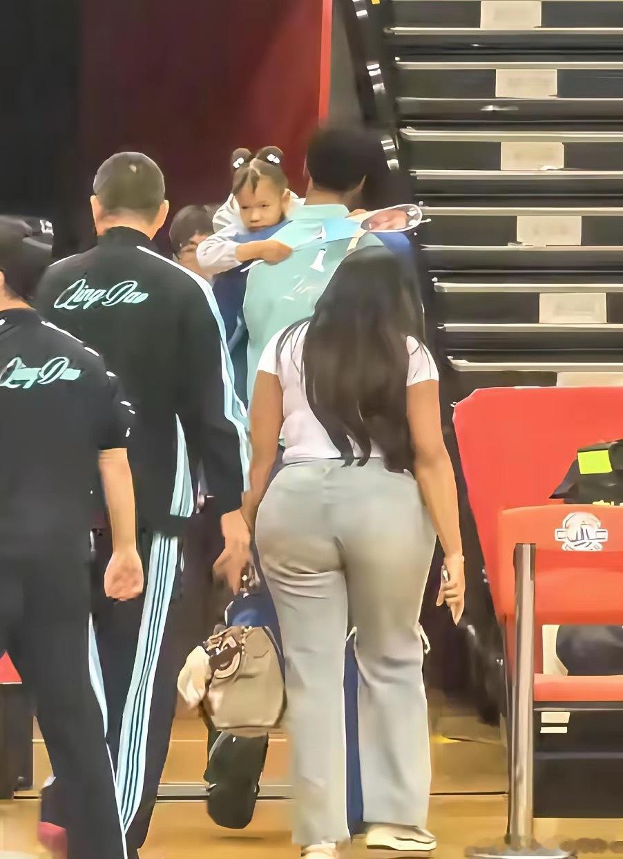 青岛外援米奇怀抱女儿，与妻子幸福相依。米奇妻子的身材很好，事实证明屁股大并不一定