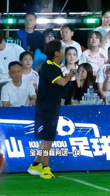李晨来了也得吃红牌宋小宝也是没放过李晨 宋小宝：李晨怎么了？李晨来了也得先吃红牌
