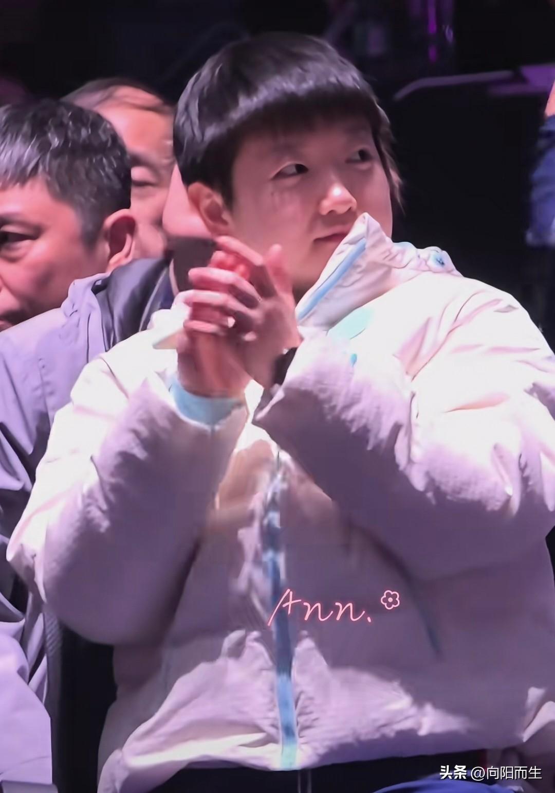 女单决赛这现场，
硬是让孙颖莎整成了“个人见面会”！

本来人家就是想低调当个观