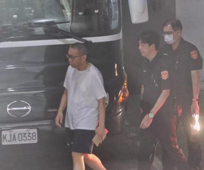 民众党前主席柯文哲因涉京华城案被羁押一年，台北地方法院裁定7000万元交保。柯妻