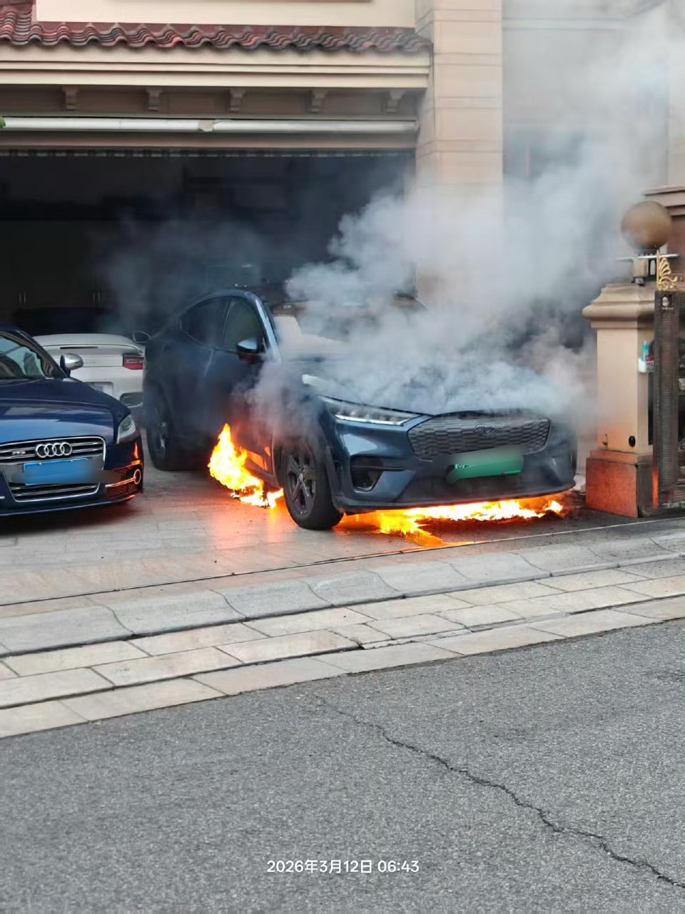 电动汽车到底安不安全，这是个很难的问题。发展电动汽车首先是出于石油能源安全的角度