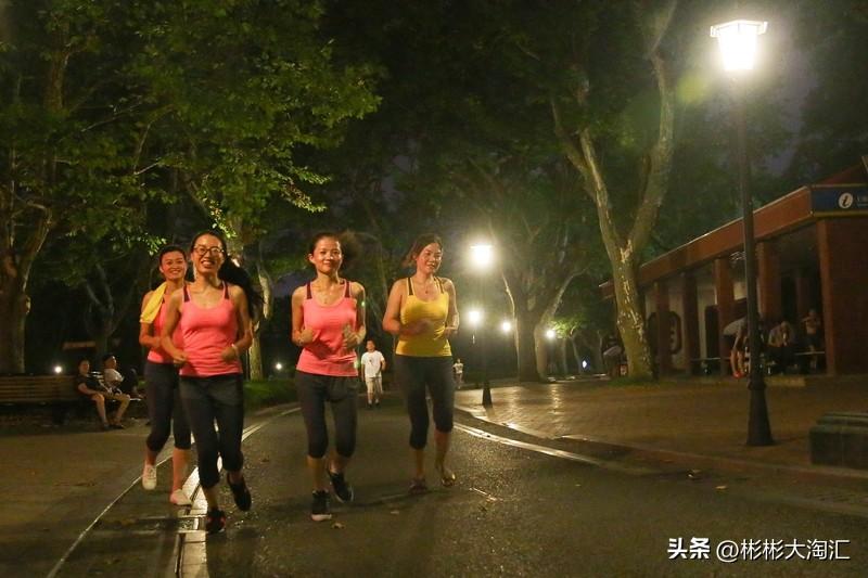 心情不好时，听歌是常见选择，但还有不少别的法子。我心情不好就会去运动，之前工作压